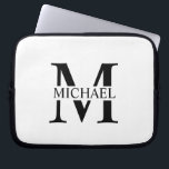 Weiße Personalisierte Monogramm und Name Laptopschutzhülle<br><div class="desc">Personalisierte Monogramm- und Namensgeschenke mit personalisiertem schwarzem Monogramm im klassischen Serif-Schriftart-Stil mit Namensbox in der Mitte des Monogramms auf weißem Hintergrund. Perfekt als väterliche Tagesgeschenke für Vater und Geschenke für jeden Anlass.</div>