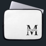Weiße Personalisierte Monogramm und Name Laptopschutzhülle<br><div class="desc">Personalisierte Monogramm- und Namensgeschenke mit personalisiertem schwarzem Monogramm im klassischen Serif-Schriftart-Stil mit Namensbox in der Mitte des Monogramms auf weißem Hintergrund. Perfekt als väterliche Tagesgeschenke für Vater und Geschenke für jeden Anlass.</div>