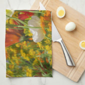 Weiße Pfeffer, die um die farbenfrohen Blume wachs Geschirrtuch (Viertel Falte)