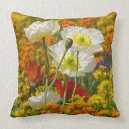 Weiße Pfeffer, die um die farbenfrohen Blume wachs Kissen