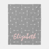 Weiße Pfeile auf Dove Grau mit Baby Pink Fleecedecke (Vorderseite)