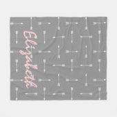Weiße Pfeile auf Dove Grau mit Baby Pink Fleecedecke (Vorderseite (Horizontal))