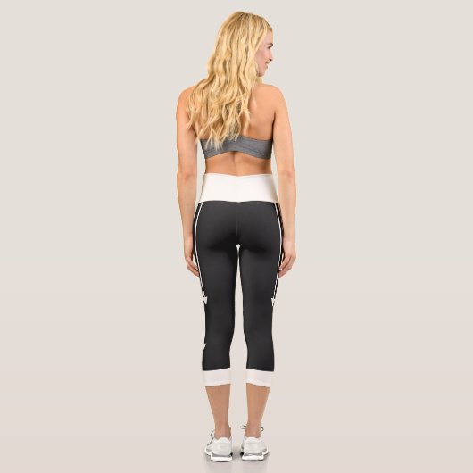 Weiße Pfeile auf schwarz Capri Leggings (Rückseite)