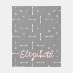 Weiße Pfeile auf Tauben-Grau mit Baby-Rosa Fleecedecke