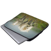 Weiße Pferde aus Camargue auf dem Feld Laptopschutzhülle (Vorne Knopf)