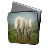 Weiße Pferde aus Camargue auf dem Feld Laptopschutzhülle (Vorderseite Links)