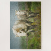 Weiße Pferde aus Camargue auf dem Feld Puzzle (Vertikal)