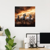weiße Pferde bei Sonnenuntergang Poster (Heimbüro)