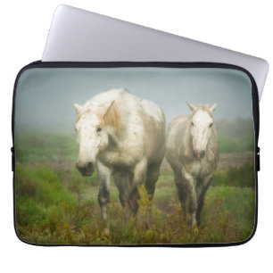 Weiße Pferde der Camargue auf dem Feld Laptopschutzhülle
