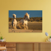 Weiße Pferde laufen am Strand | Camargue, Frankrei Leinwanddruck (Insitu (Wohnzimmer))