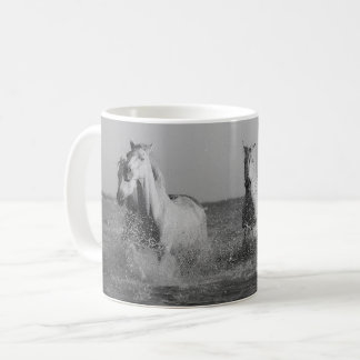Weiße Pferde, Schwarzweißfotografie Kaffeetasse