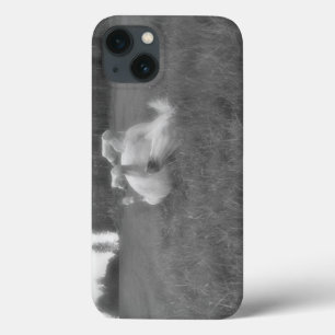 Weiße Pferderollen im B&W-Foto im Gras auf der BC Case-Mate iPhone Hülle