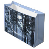 Weiße Pines in blauem Licht — Große Geschenktüte (Vorderseite Schrägansicht)