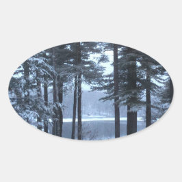 Weiße Pines in blauem Licht — Ovaler Aufkleber