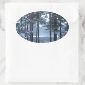 Weiße Pines in blauem Licht — Ovaler Aufkleber (Tasche)