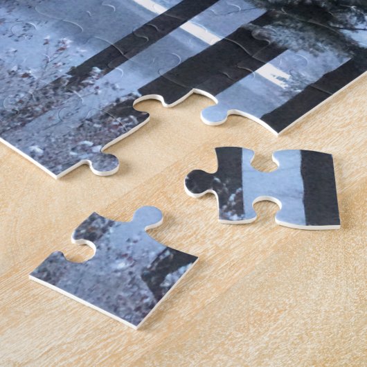 Weiße Pines in blauem Licht. Puzzle (Seite)