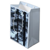 Weiße Pines in Blizzard Mittlere Geschenktüte (Rückseite Schrägansicht)