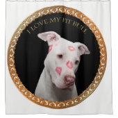 Weiße Pitbulle mit roten Küssen über sein Gesicht. Duschvorhang (Vorderseite)