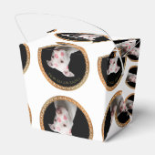 Weiße Pitbulle mit roten Küssen über sein Gesicht. Geschenkschachtel (Rückseite)