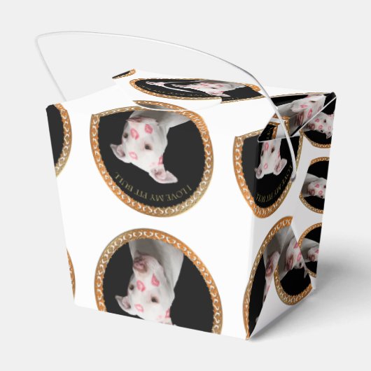 Weiße Pitbulle mit roten Küssen über sein Gesicht. Geschenkschachtel (Rückseite)