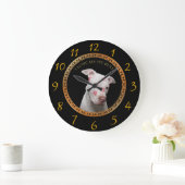 Weiße Pitbulle mit roten Küssen über sein Gesicht. Große Wanduhr (Zuhause)