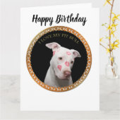 Weiße Pitbulle mit roten Küssen über sein Gesicht. Karte (Gelbe Blume)