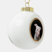 Weiße Pitbulle mit roten Küssen über sein Gesicht. Keramik Kugel-Ornament (Links)