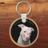 Weiße Pitbulle mit roten Küssen über sein Gesicht. Schlüsselanhänger (Vorderseite)