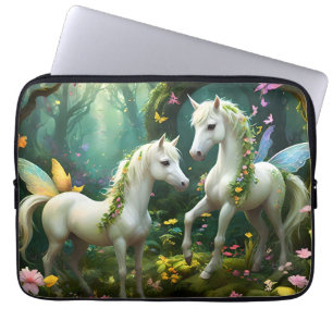 Weiße Pixie Fantasy Pferde im magischen Garten, Laptopschutzhülle