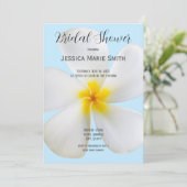 Weiße Plumeria auf Blau, Blumen, Brautparty Einladung (Stehend Vorderseite)