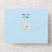 Weiße Plumeria auf blauer, tropischer, blumenreich All In One Einladung (Rückseite)