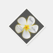 Weiße Plumeria-Blume auf dem modernen Platz, Hochz Serviette (Ecke)