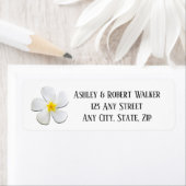 Weiße Plumeria-Blume auf Gelb, Moderne Hochzeit (Insitu)