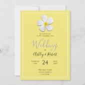 Weiße Plumeria-Blume auf Gelb, Moderne Hochzeit Einladung (Vorderseite)