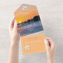 Weiße Plumeria-Blume mit goldenem Sonnenuntergang,