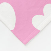 Weiße Polka Herzen auf Cotton Candy Pink Fleecedecke (Ecke)