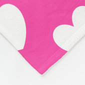Weiße Polka-Herzen auf Fuchsienrosa Fleecedecke (Ecke)