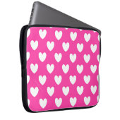 Weiße Polka-Herzen auf Fuchsienrosa Laptopschutzhülle (Vorne Rechts)