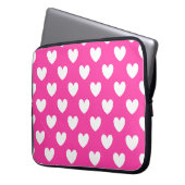 Weiße Polka-Herzen auf Fuchsienrosa Laptopschutzhülle (Vorderseite Links)