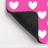 Weiße Polka-Herzen auf Fuchsienrosa Mousepad (Ecke)