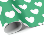 Weiße Polka-Herzen auf Kelly Green Geschenkpapier (Rolleneckpunkt)