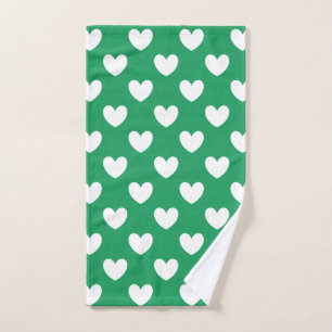 Weiße Polka-Herzen auf Kelly Green Handtuch