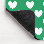 Weiße Polka-Herzen auf Kelly Green Mousepad (Ecke)