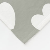 Weiße Polka Herzen auf Pussywillow Gray Fleecedecke (Ecke)