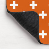 Weiße Polka-Kreuze auf verbrannter Orange Mousepad (Ecke)
