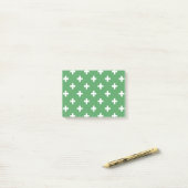Weiße Polka kreuzt grün Post-it Klebezettel (Auf Schreibtisch)