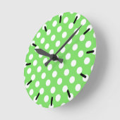 Weiße Polka Punkte auf Apfelgrün Runde Wanduhr (Winkel)