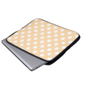 Weiße Polka-Punkte auf Beige Laptopschutzhülle (Vorne Knopf)