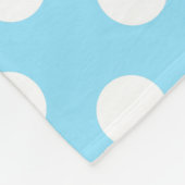 Weiße Polka-Punkte auf blass blau Fleecedecke (Ecke)