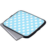 Weiße Polka-Punkte auf blass blau Laptopschutzhülle (Vorne Knopf)